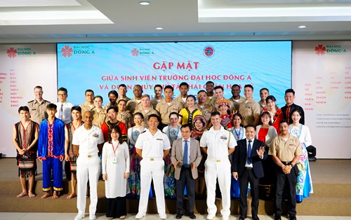 Thủy thủ đoàn tàu sân bay USS Ronald Reagan, Hoa Kỳ giao lưu cùng sinh viên Đại học Đông Á
